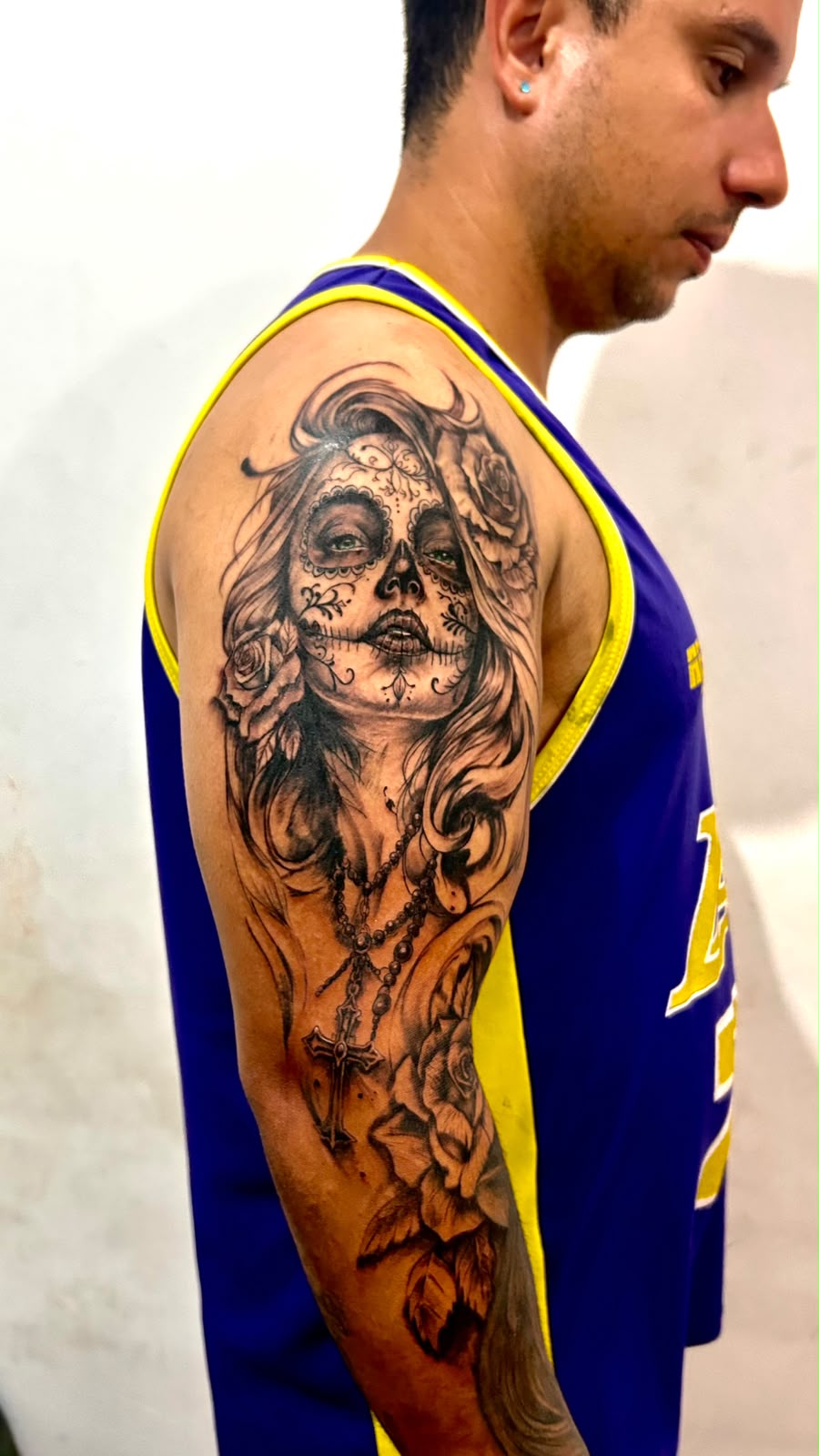 Tatuagem Catrina com terço — Realismo, Braço
