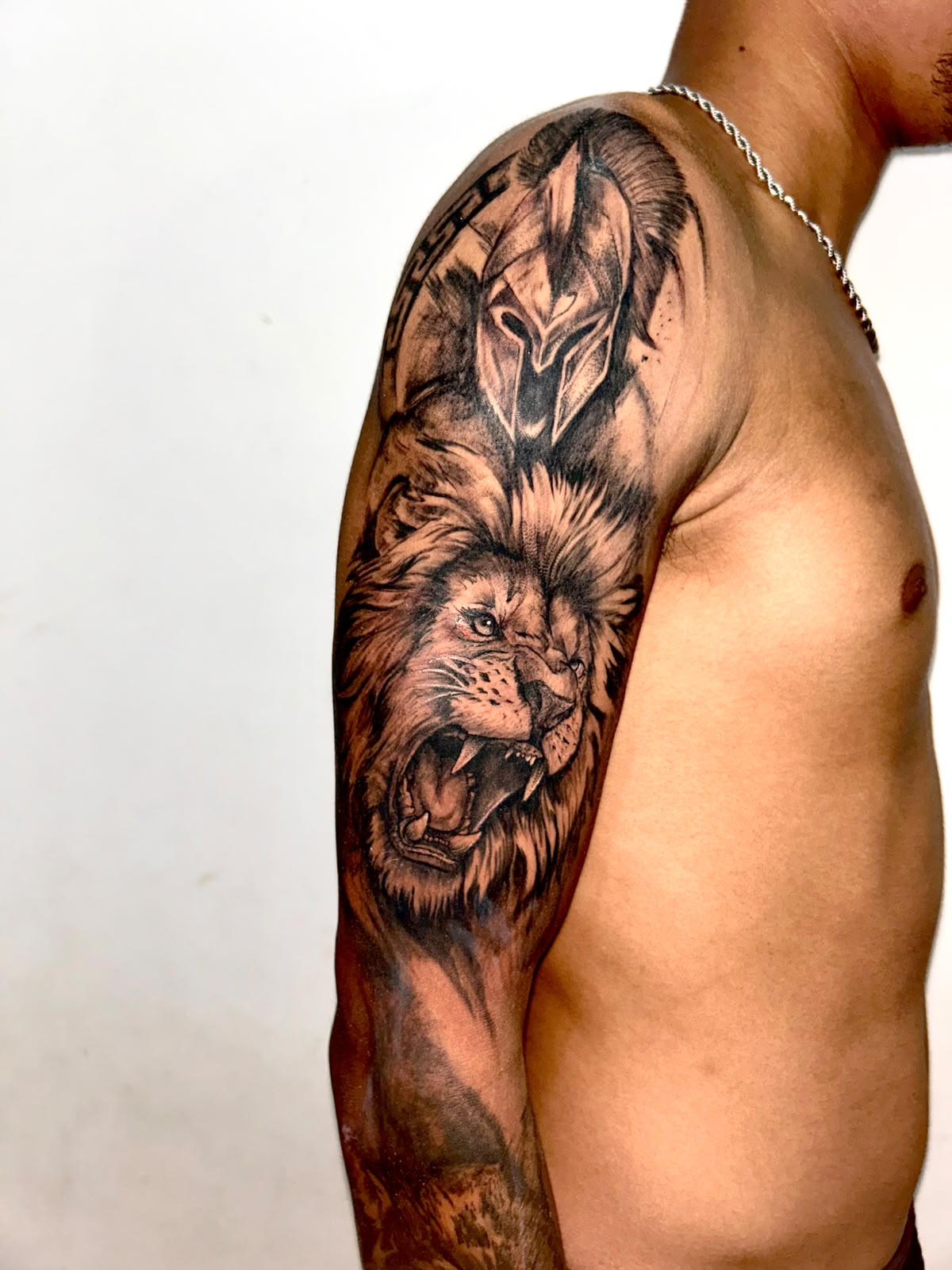 Tatuagem Leão e elmo espartano — Realismo, Braço