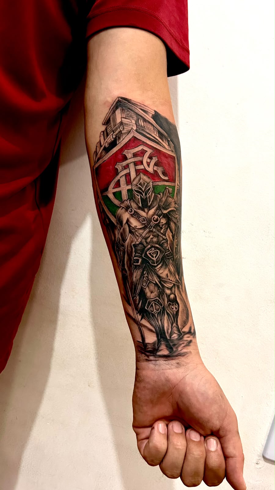 Tatuagem Escudo e guerreiro — Realismo, Antebraço