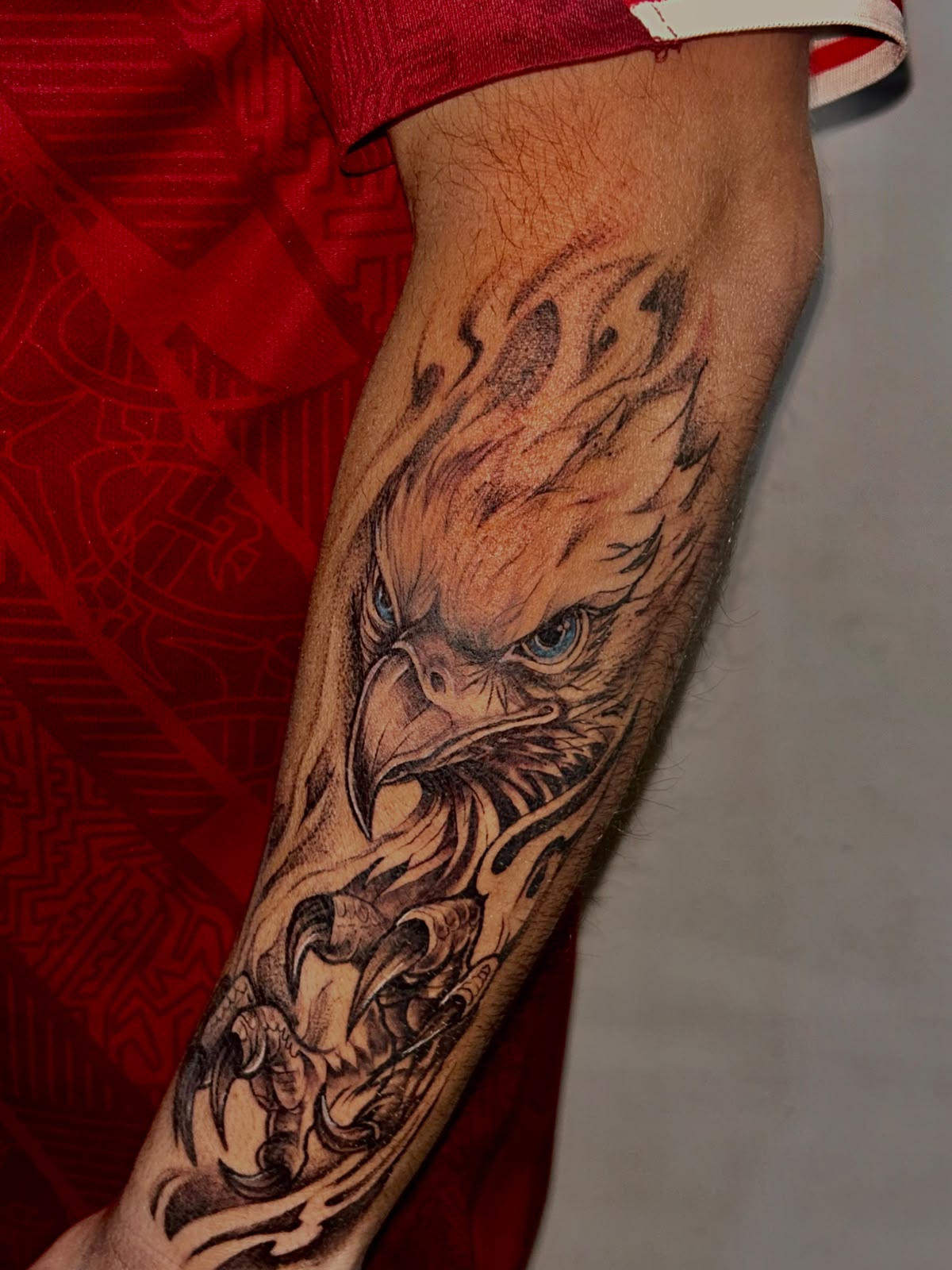 Tatuagem Águia de olhos azuis — Realismo, Antebraço
